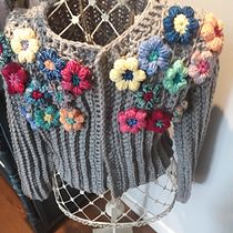Mi proyecto del curso: Crochet: teje un suéter colorido con aplicaciones florales. Crochê, e Design têxtil projeto de Luisa Sanchez-Campins - 26.11.2022