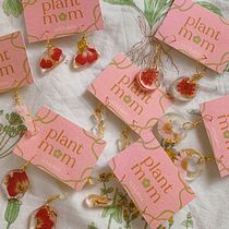 Plant Mom 🌸. Un progetto di Design di accessori, Artigianato, Design di gioielli, DIY, Br, ing, Br e identit di Romina Font - 26.11.2022
