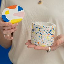 Creating a Terrazzo Home Accessories with Jesmonite Resin. Un proyecto de Artesanía, Diseño, creación de muebles					, Interiorismo, Diseño de interiores, Diseño de complementos, Diseño de producto y Diseño de papelería				 de Lucy Lowe (Hey Kiddo Co.) - 01.12.2022
