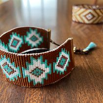My project for course: Beaded Jewelry Design: Weave Elegant Patterns. Un progetto di Design di accessori, Artigianato, Design di gioielli e Fiber Art di Shartra Sylivant - 01.12.2022