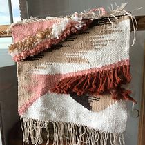 Mi proyecto del curso: Tapiz decorativo en telar: explora texturas y volúmenes. Design de acessórios, Artesanato, Decoração de interiores, Interiores, Tecido, e Design têxtil projeto de Leticia Mori - 03.12.2022