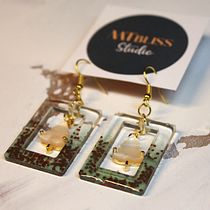 My project for course: Resin Jewelry Design. Un progetto di Design di accessori, Artigianato, Design di gioielli e DIY di Merve Öztopal - 03.12.2022