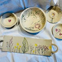 Mi proyecto del curso: Cerámica con estampado floral: crea una vajilla funcional . Design, Accessor, Design, Arts, Crafts, Fine Arts, Ceramics, and DIY project by Jislen B. - 12.07.2022