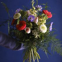 Bouquet silvestre en rojo, verde y azul. Interior Design, L, scape Architecture, Decoration, DIY, Floral, and Plant Design project by Francisca Timoneda - 12.09.2022