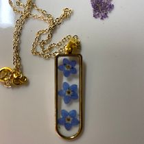 My project for course: Resin Jewelry Design. Un progetto di Design di accessori, Artigianato, Design di gioielli e DIY di berrin arslan - 11.12.2022