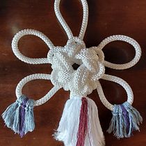 Mi proyecto del curso: Colgante de pared. Un progetto di Design di accessori, Artigianato, Fiber Art, Macramè e Textile Design di darkdev1ls - 14.12.2022