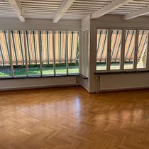 Oddly shaped living room with lots of windows. Projekt z dziedziny  Dekoracja wnętrz i Dekoracja wnętrz użytkownika A N - 19.12.2022