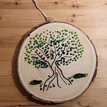 My project for course: Embroidery on Wood: Art Inspired by Nature. Un proyecto de Bordado, Carpintería y Diseño textil de Dina Quaas - 20.12.2022