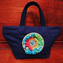My project for course: Circular Weaving for Colorful Wall Decor. Artesanato, Design de interiores, Pattern Design, Tecido, Tecelagem, e Design têxtil projeto de Sint Vela - 23.12.2022