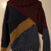 My project for course: Intarsia Knitwear Design and Creation. Een project van  Modeontwerp, Textiel, DIY, Breien y Textielontwerp van pollogalaxia - 23.12.2022