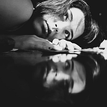 nostalgia. Photograph, Photograph, Post-production, Photo Retouching, Portrait Photograph, Studio Photograph, Fine-Art Photograph, Photomontage, and Self-Portrait Photograph project by Gabrielly Melo - 12.25.2022