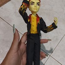 Mi proyecto del curso: Confección de ropa miniatura Heath Burns Fire Suit. Un proyecto de Diseño de juguetes, Costura, DIY, Diseño textil y Diseño de moda de Liz Marie Vernaza Bethancourt - 28.12.2022
