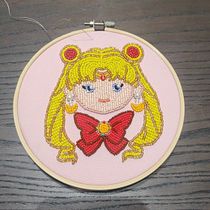 Mi proyecto del curso: Retratos bordados en pedrería. Een project van Ontwerp van accessoires, Borduurwerk,  Interieurdecoratie y Textielontwerp van Vania Ojeda - 28.12.2022