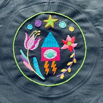 My project for course: Contemporary Embroidery With Traditional Mexican Needlework. Een project van Craft, Borduurwerk, Textiel y Textielontwerp van Yvette Perry - 02.01.2023
