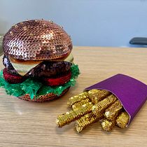 My project for course: Design of Decorative Pieces with Sequins. Un proyecto de Diseño de complementos, Artesanía, Diseño de producto y Diseño textil de Matthew McGovern - 25.09.2022