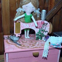 Mi proyecto del curso: Muñecos de tela: diseño, costura y creación de contenido. Un projet de Artisanat, Conception de jouets, Réseaux sociaux, Photographie smartphone, Photographie de produits, Couture, Photographie pour Instagram , et Confection de patrons et vêtements de Ana Liz Acuña - 02.01.2023