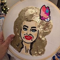 Dolly Parton - My project for course: Beaded Embroidery Portraits. Een project van Ontwerp van accessoires, Borduurwerk,  Interieurdecoratie y Textielontwerp van Kirstin Turnbull - 10.01.2023