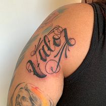 Valor - @carluchoink - Tatuaje a mano alzada de letras cursivas. Un projet de Lettering , et Conception de tatouage de Carlos Miguel Flores Martínez - 12.01.2023