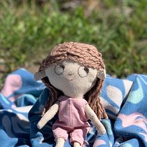 Mi proyecto del curso: Muñecos de tela: diseño, costura y creación de contenido. Un projet de Artisanat, Conception de jouets, Réseaux sociaux, Photographie smartphone, Photographie de produits, Couture, Photographie pour Instagram , et Confection de patrons et vêtements de lilianojedabrauning - 10.01.2023