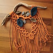 My project for course: 3D Macramé for Botanical Wall Hanging. Un projet de Artisanat, Décoration d'intérieur, Art textile, Macramé , et Design textile de Veronica Sbergia - 15.01.2023