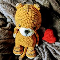 Mein Abschlussprojekt für den Kurs: Amigurumi: Häkle und designe lebendige Figuren. Arts, Crafts, Fiber Arts, Art To, s, Creating with Kids, Crochet, and Amigurumi project by Lore - 01.29.2023