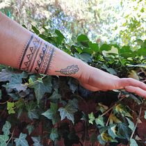 Eudaimonia handpoke. Tattoo Design project by Josefa Cuadra - 01.23.2023