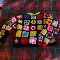 My project for course: Granny Square Crochet: Make Your Own Sweater. Un progetto di Fashion design, Fiber Art, DIY, Uncinetto e Textile Design di Hannah Wolfe-Parthun - 30.01.2023