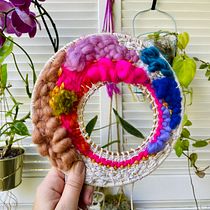 My project for course: Circular Weaving for Colorful Wall Decor. Artesanato, Design de interiores, Pattern Design, Tecido, Tecelagem, e Design têxtil projeto de qxsikim5fv - 30.01.2023