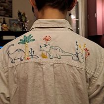 Chemise dinosaure et projets annexes. Un projet de Création d'accessoires, Création de costumes, Broderie, Théorie des couleurs , et Design textile de Alix - 30.01.2023