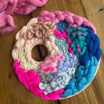 My project for course: Circular Weaving for Colorful Wall Decor. Un proyecto de Artesanía, Diseño de interiores, Pattern Design, Tejido, Telar y Diseño textil de alex_salib - 01.02.2023