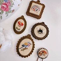 My project for course: Miniature Needlework: Make Embroidered Jewelry. Un projet de Design de bijoux, Broderie , et Design textile de Carmen Rusu - 31.01.2023