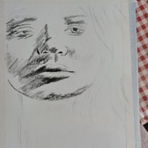 My project for course: Artistic Charcoal Portraiture: Creating Atmosphere. Ilustração tradicional, Artes plásticas, Desenho, Desenho de retrato, Desenho realista, e Desenho artístico projeto de Odeya Ar - 02.02.2023