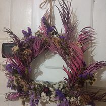 Mi proyecto del curso: Creación de coronas con flores secas. Un progetto di Design, Interior design, Paesaggismo, DIY, Design floreale e vegetale e Textile Design di Laura Leon Concha - 05.02.2023