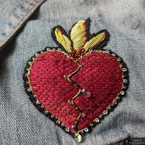 My project for course: Introduction to Gold Embroidery. Een project van Traditionele illustratie y Borduurwerk van Simone Brown - 05.02.2023