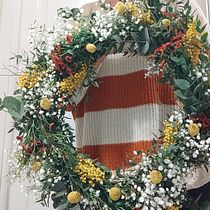 Corona de flores frescas y secas. Un progetto di Design, Interior design, Paesaggismo, DIY, Design floreale e vegetale e Textile Design di Maria Lopez - 12.02.2023