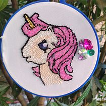 My Little pony Mi proyecto del curso: Retratos bordados en pedrería. Een project van Ontwerp van accessoires, Borduurwerk,  Interieurdecoratie y Textielontwerp van Coty Coty - 09.02.2023