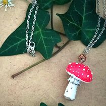 collier champigon. Een project van Ontwerp van accessoires, Craft, Sieradenontwerp y Keramiek van sobrault - 12.02.2023