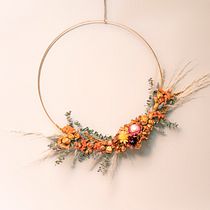 Corona de minirosas, hortensias y flores de inmortal. Un progetto di Design, Interior design, Paesaggismo, DIY, Design floreale e vegetale e Textile Design di Iliana Reyes - 13.02.2023
