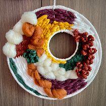 My project for course: Circular Weaving for Colorful Wall Decor. Artesanato, Design de interiores, Pattern Design, Tecido, Tecelagem, e Design têxtil projeto de jmapes - 16.02.2023