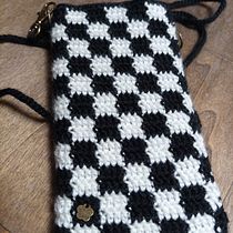Pochette smartphone tendance Wednesday ⬛⬜. Un progetto di Pattern design, Fiber Art, DIY, Uncinetto e Textile Design di Jany B - 19.02.2023