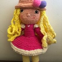 Mi proyecto del curso: amigurumis personas tejidas : personaje llamado Emma es mi hija . Arts, Crafts, To, Design, Fiber Arts, Crochet, Amigurumi, and Textile Design project by Michelle Mejia Vargas - 02.19.2023