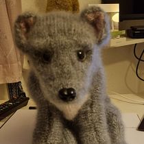 Mein Abschlussprojekt für den Kurs: Realistische Kuscheltiere: Stricke einen Welpen. Fiber Arts, DIY, Knitting, and Textile Design project by ira.wiechmann - 02.20.2023