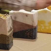 Mi proyecto del curso: Técnicas decorativas y diseño de jabones en frío. Arts, Crafts, and DIY project by Laura C - 02.20.2023