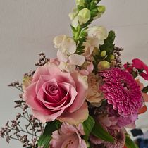 Mein Abschlussprojekt für den Kurs: Saisonales Blumendesign für Anfänger. Design de interiores, Paisagismo, Decoração de interiores, DIY, e Design floral e vegetal projeto de Nicole Kießling - 22.02.2023