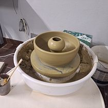 Self watering planter and ollas. Un projet de Création d'accessoires, Artisanat, Beaux Arts, Céramique , et DIY de Marta Drągowska - 22.02.2023