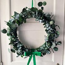 My project for course: Wreath Creation with Dried Flowers. Un progetto di Design, Interior design, Paesaggismo, DIY, Design floreale e vegetale e Textile Design di Sara - 26.02.2023