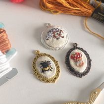 Meu projeto do curso: Bordado em miniatura: crie joias têxteis. Un projet de Design de bijoux, Broderie , et Design textile de thamirissantanaramos - 30.01.2023