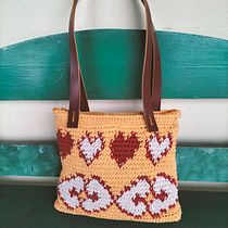Crochet bag with hearts. Un progetto di Uncinetto, Design di accessori, Pattern design, Fiber Art, DIY e Textile Design di Cinzia Troncone - 28.02.2023