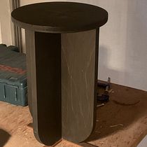 Stool in Beech Ply. Stained in black with a rubbed oil finish. Copper strip legs ( an afterthought for stability). Un progetto di Artigianato, Design e creazione di mobili, Interior design, DIY e Falegnameria  di ravi_khemka - 28.02.2023