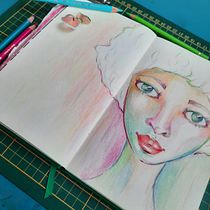 Mijn project van de cursus: Teken levendige portretten met kleurpotloden. Desenho, Desenho de retrato, Sketchbook, e Desenho com lápis de cor projeto de Anja Berkers - 01.03.2023